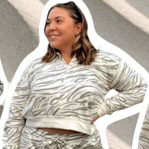 2-Piece. So Cute!! Oli Viv Tiger Print Hoody/Shorts Set. Size 2X